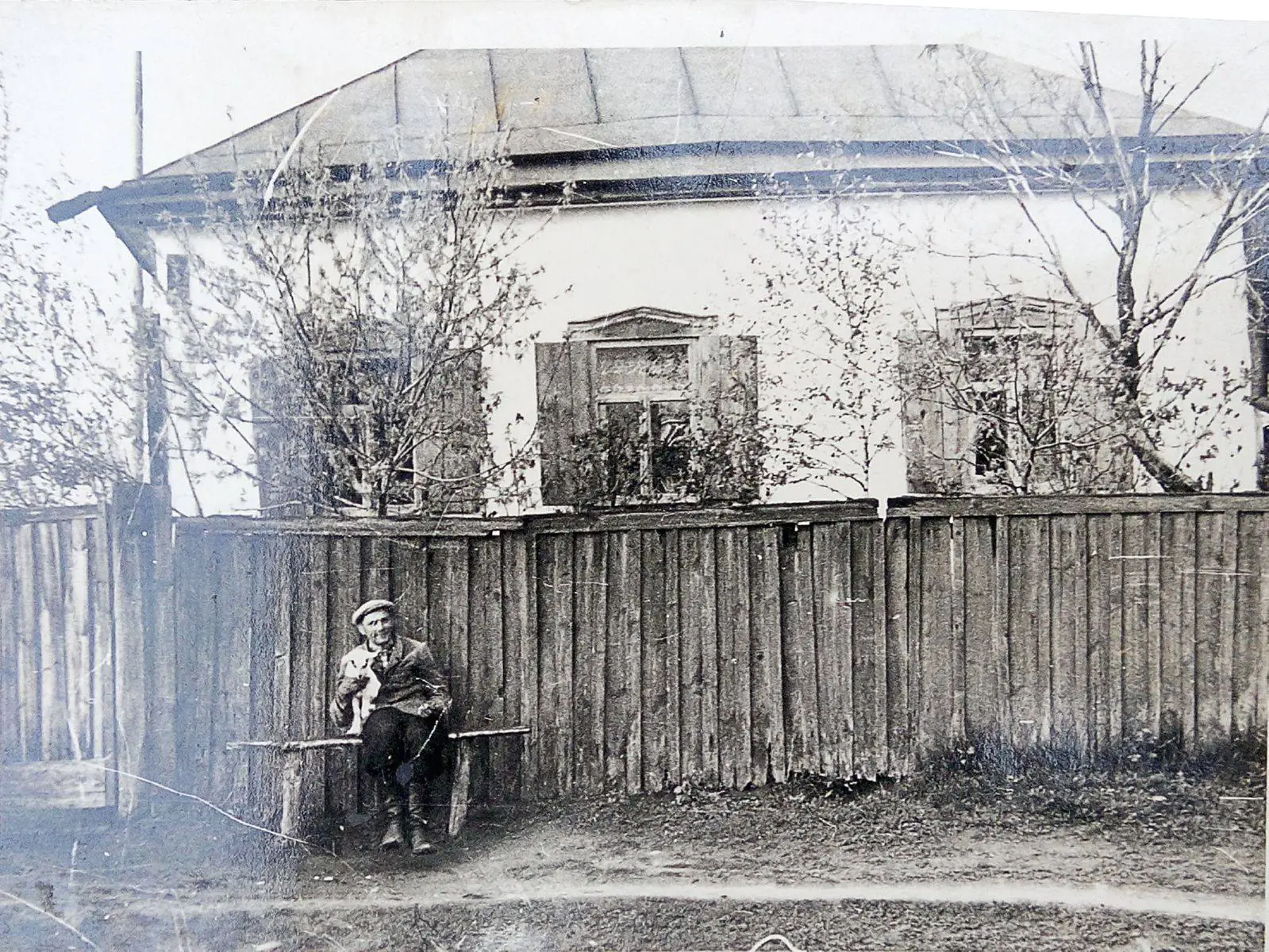 Іван Стрижаков біля будинку, в якому народився Василь Кричевський. Приватний архів родини Стрижакових