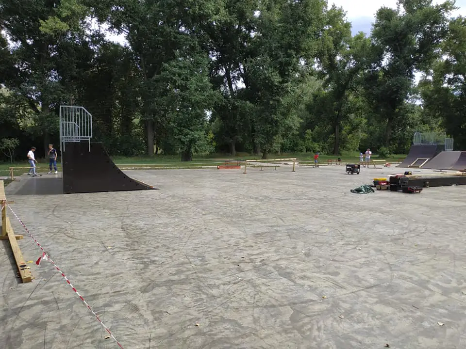 Будівництво скейт-парку.