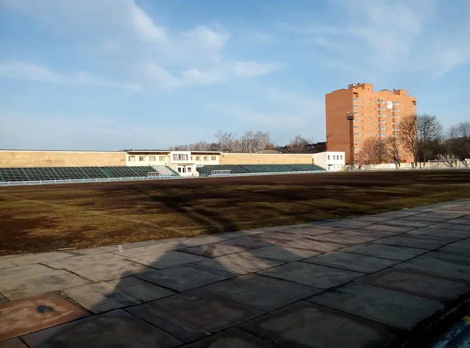 Резина на бігових доріжках та футбольне поле, березень 2016 року. Фото: Natali Rybalko