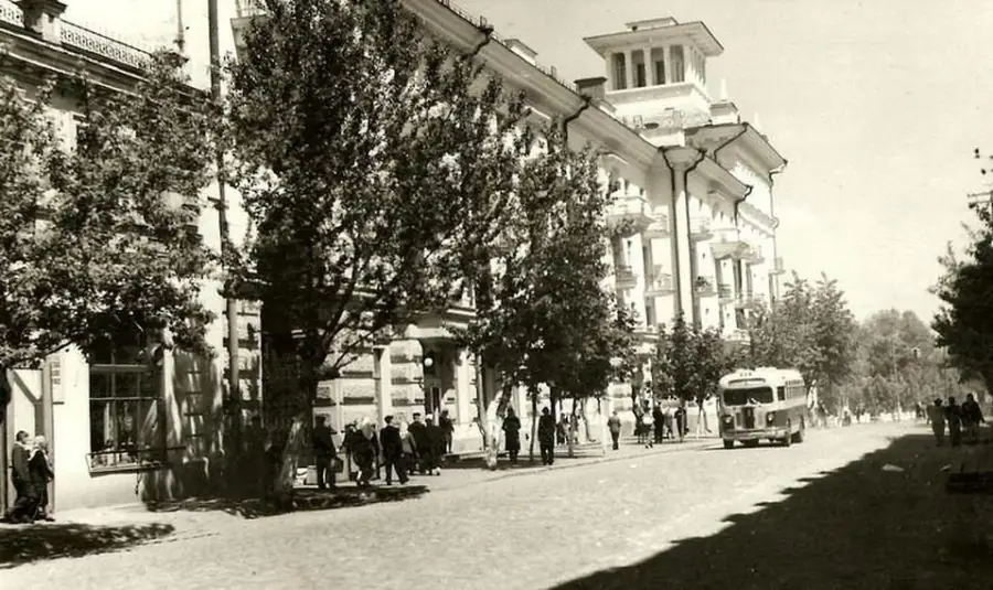 Вулиця Леніна, 50-ті роки. Фото: з архіву групи «Мої Суми», facebook.com