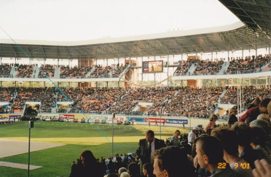 Відкриття стадіону «Ювілейний», 22 вересня 2001 року. Фото: Олексій Бондаренко 