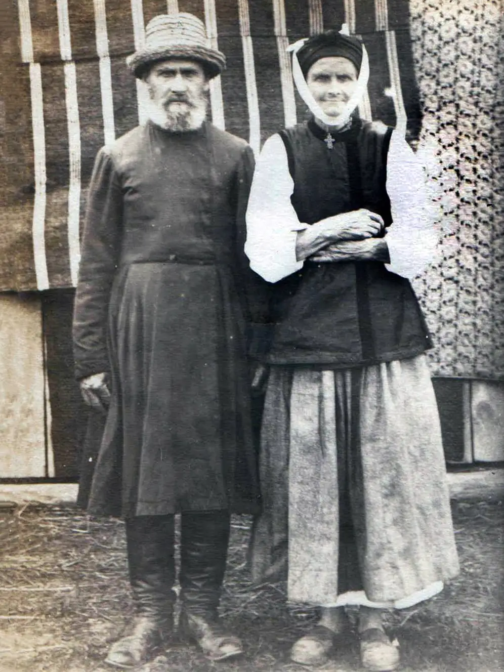 Подружня пара з Роменського району. Початок 20 століття. Фото з приватної колекції Сашка Тихенка.