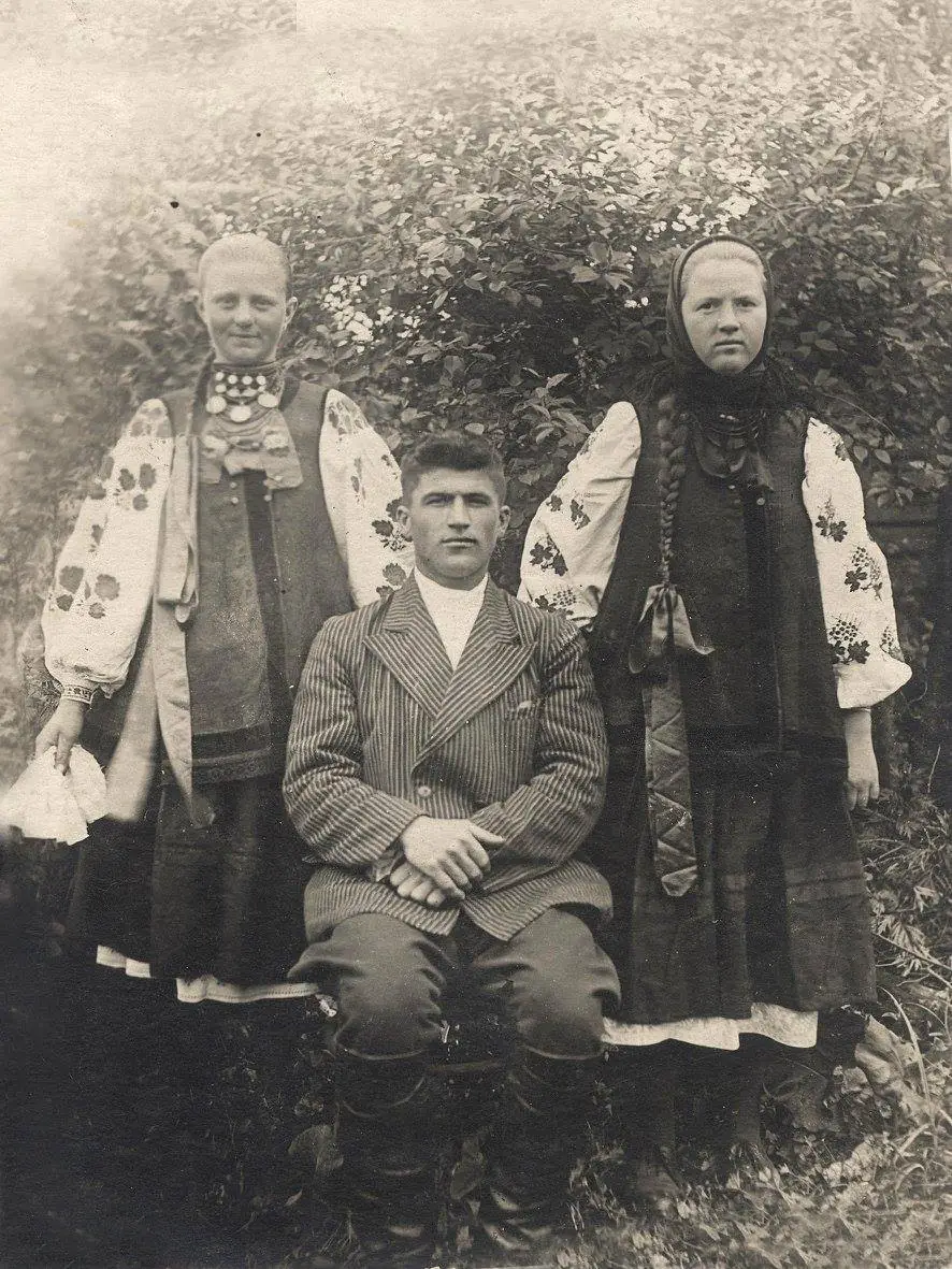 Дівчата у традиційному святковому вбранні, хлопець — у надзвичайно модному на той час піджаку. Слобожанщина, початок 20 століття.Фото з приватної колекції Сергія Гуцана.
