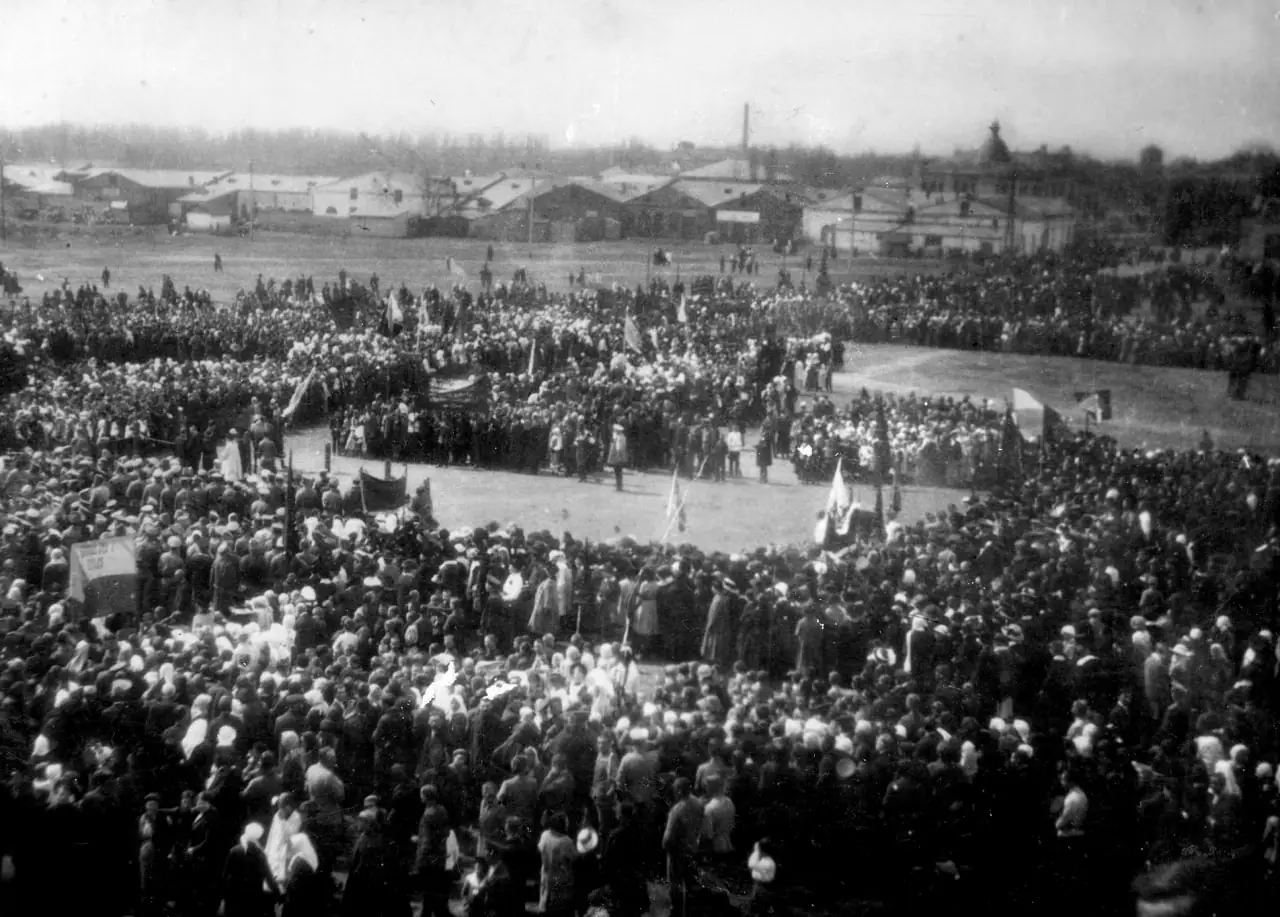 Український мітинг у Ромнах, березень 1917 року. Фото: з фондів Сумського обласного краєзнавчого музею