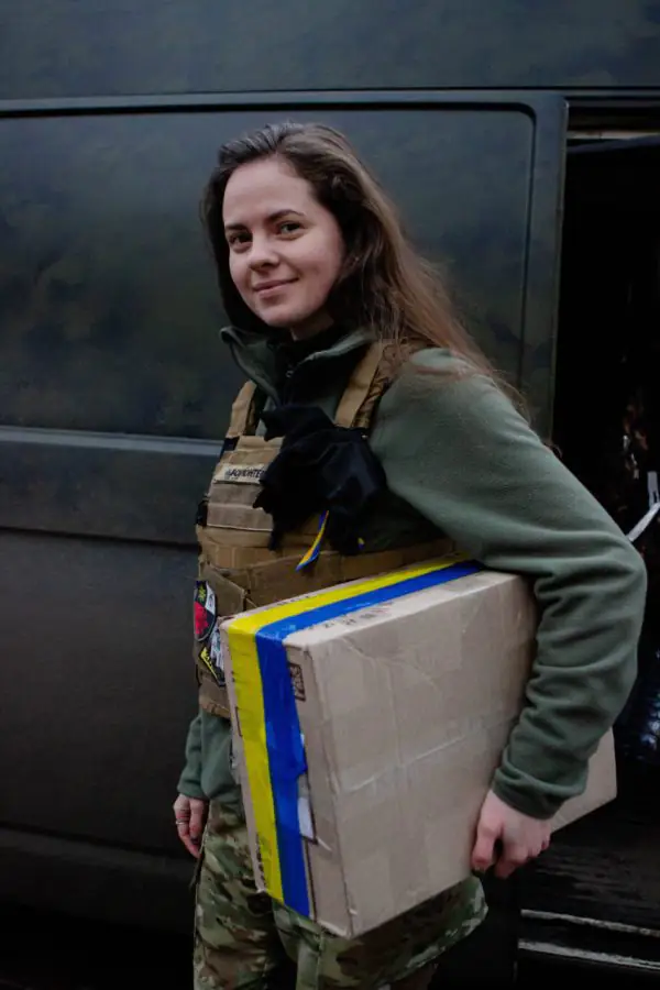 Волонтерка везе бійцям майже дві тонни речей, медичних засобів та дронів у Краматорськ. Фото: Дарія Усупова