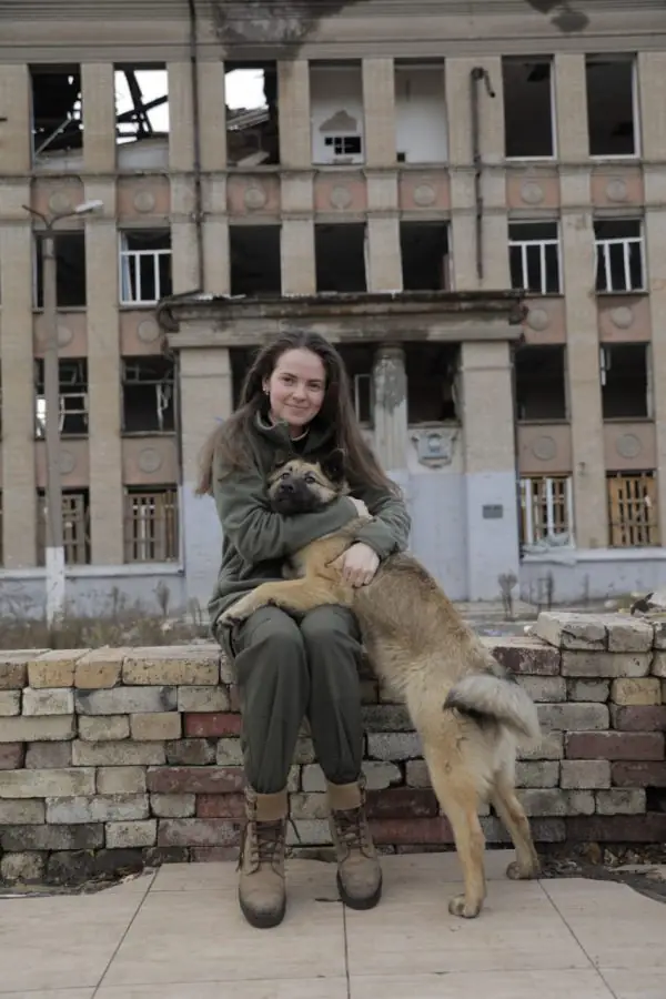 Ярина в Костянтинівці біля зруйнованої росіянами школи. Фото: Олег Толмачов